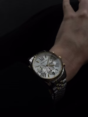 Жіночий годинник MK5955 на руці — приближений вид на корпус. Магазин timeonwatch