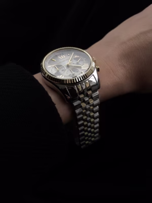 Жіночий годинник MK5955 — на руці вид збоку на браслет